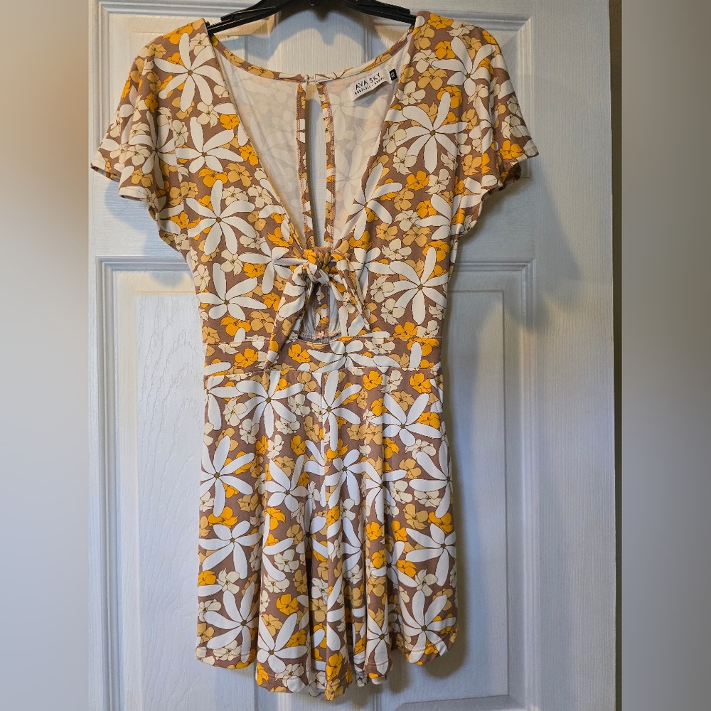 🧡🤍💛NWOT Ava Sky~Fighting Eel Romper
